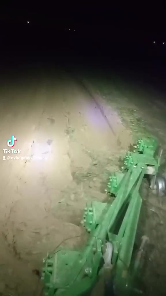 لبيع فيات حجم ١٨٠ اكسن بارز تكمه عريضه بك بل صفحه المكينه مكفوله سنويه بسمي شرط التحويل مكان صلاح الدين بلد هاذه رقمي (***********)
