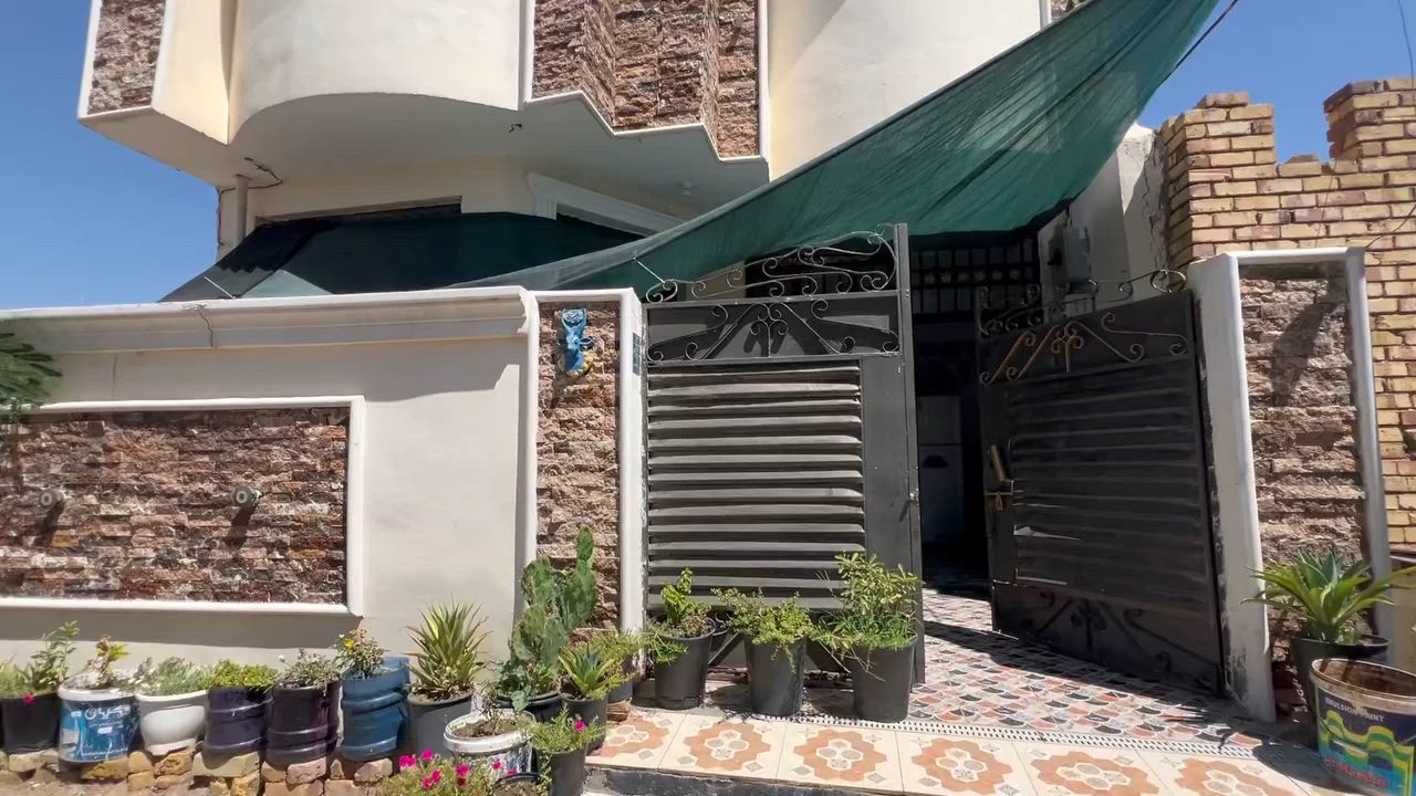 دار للبيع مع ثلاث سبالت وغرفه أخشاب حديثه وتخم عدد ثنين وبنكات ماطور كيزر تاتكي
مواصفات. 

مساحه.  ١٠٠ متر.    مربع.  ١٠ في ١٠ 

طابق الاول.   اسقبال مطبخ هول مجمع صحي ومنور. وغرفه 

طابق ثاني. غرفتين وسطح كامل 

بناء طابوك حديث 

مكانه بكرلي محطه العلا. قرب محطه بانزين الجديده 

ويصف الدار شارع ١٥ متر قيد الإنشاء 

مجاري كامله. ماء فول. كهرباء.  

#سعره خاص لطفاً 

مكتب عقار الذهب الابيض في البكرلي بأداره ابو ليث الدليمي. 

اخوكم هيثم الدلال ***********
