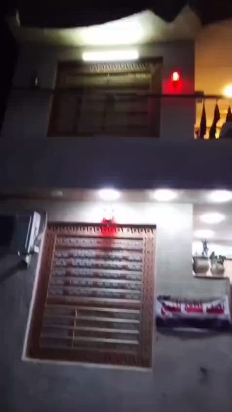 سلام عليكم اخويه عندي نص قطعة امامي بناء حديث جديد فول من بناء الكهربائية بوري والماء كابينه تحتويه على الطابق الاول ستقبال وغرفة نوم وصاله وتكرم صحيات تواليت خارجي وحمام وترك والطابق الثاني غرفتين نوم حمام مشترك وممر وبلكونه والطابق الثالث غرفة النوم وبيتونه وحمام مشترك وسطح شتايكر والستاره ملبوخه ومنثوره رأيت175 بيه مجال بسيط *********** ابو مصطفى الغزي قطاع 28 قرب جامع الجواد ع
