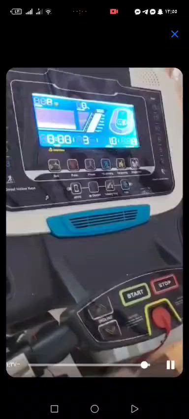 جهاز جري استعمال قليل يتحمل وزن 200
1. الشاشة ولوحة التحكم (Console)

​نوع الشاشة: شاشة LCD رقمية كبيرة بإضاءة خلفية زرقاء، تعرض المؤشرات الحيوية والرياضية بوضوح.

​المؤشرات المعروضة: 

​السرعة (Speed): تبدأ من سرعات منخفضة (مثل 1.0 كم/ساعة) وتتدرج لتناسب المشي والجري السريع.

​الوقت (Time): حساب مدة التمرين بالدقائق والثواني.

​المسافة (Distance): قياس المسافة المقطوعة بالكيلومترات.

​السعرات الحرارية (Calories): تقدير كمية الطاقة المحروقة أثناء التمرين.

​نبضات القلب (Pulse): تظهر عند وضع اليدين على المستشعرات المعدنية الموجودة على المقابض الجانبية.

​درجة الانحدار (Incline): يعرض نسبة الارتفاع أو الميل الحالي.

​أزرار التحكم السريع: 

​تحتوي اللوحة على أزرار اختصار مريحة للتحكم المباشر في مستويات السرعة ومستويات الانحدار دون الحاجة للتنقل الطويل.

​أزرار مخصصة للبرامج المتنوعة (مثل: حرق الدهون Fat burning، تسلق التلال Hill climbing، اللياقة البدنية Fitness، المشي لمسافة 5 كم، وغيرها).

​2. المواصفات الميكانيكية والهيكلية

​نظام الانحدار (Incline System): انحدار تلقائي/إلكتروني (Motorized Incline) يمكن التحكم به من المقابض أو الشاشة لزيادة صعوبة التمرين ومحاكاة الصعود.

​أزرار المقابض الجانبية: تتيح لك الأزرار الموجودة على المقابض تعديل السرعة والانحدار بسهولة أثناء الجري دون الحاجة لمد يدك إلى الشاشة الرئيسية.

​نظام امتصاص الصدمات (Suspension System): الجهاز مزود بنظام تعليق وامتصاص صدمات متطور (يظهر على جانب السير شعار Suspension System)، مما يحمي المفاصل والركبة من الإجهاد أثناء الجري.

​مفتاح الأمان (Safety Key): مغناطيس أحمر يتصل بالملابس عبر مشبك، يقوم بإيقاف الجهاز فوراً في حالة التعثر أو السقوط لحمايتك.

​3. ميزات إضافية ووسائل الراحة

​مروحة تبريد (Fan): يحتوي الجهاز على مروحة مدمجة في اللوحة الأمامية لتوفير تهوية جيدة أثناء التمارين الشديدة.

​النظام الصوتي والمنافذ: يدعم تشغيل الصوتيات (يحتوي على سماعات مدمجة وأزرار للتحكم بالصوت وكتمه Mute)، بالإضافة إلى منفذ توصيل للهاتف أو الأجهزة الذكية.

​حوامل إضافية: مساحات مدمجة على جانبي الشاشة لوضع زجاجات المياه أو الهواتف والأغراض الشخصية.

​قابلية الطي: الهيكل مصمم ليكون قابلاً للطي موفراً للمساحة عند عدم الاستخدام مع عجلات لتسهيل تحريكه ونقله داخل المنزل.


**إذا كنت صاحب هذا الإعلان وتريد حذفه لأي سبب، رجاءا أرسل رسالة إلى الدعم الفني**