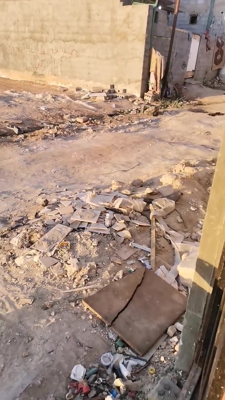 السلام عليكم .. عندي هاي الانقاض مال البناء كدام الباب اريد اشيلها شكد تكلفني عامل لو شفل اليكدر ليقصر رحم الله والديكم
