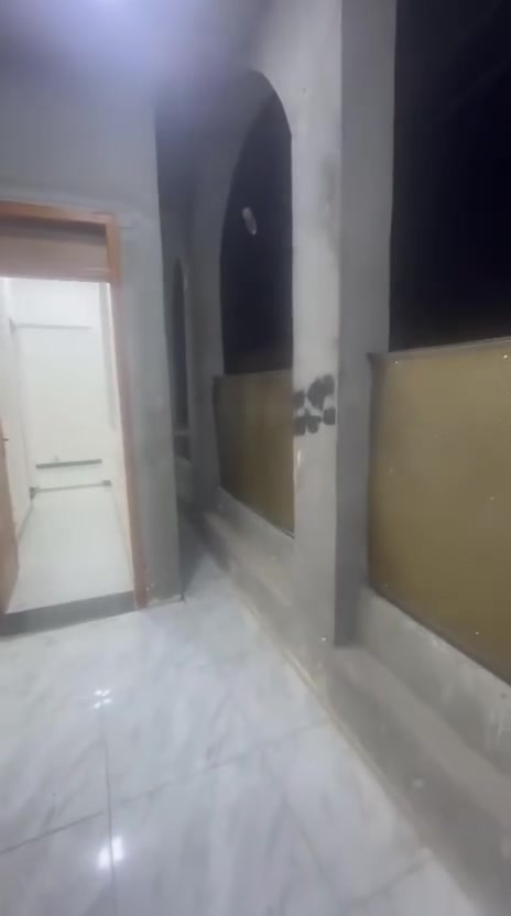 السلام عليكم شقه لليجار العنوان جكوك الاساتذى المساحه ١٠٠ طابق ثاني غرفتين ومطبخ السعر ٣٥٠ قفل للتصال ***********
