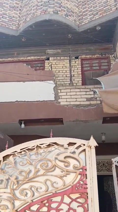 دار للبيع الواجه ه النزال٢٠  الدار ١٠٠ متر طابقين مثل ما موضح با الصور شارع ام البنين الملحق الزراعي ماء مجاري والتبليط جاي *********** سيد فلاح الياسري
