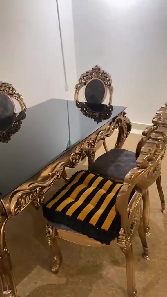 ميز طعام جديد للبيع مستخدم قليل السعر 550 وبي مجال شي بسيط العنوان المنصور مجمع رويال ستي للتواصل ***********
