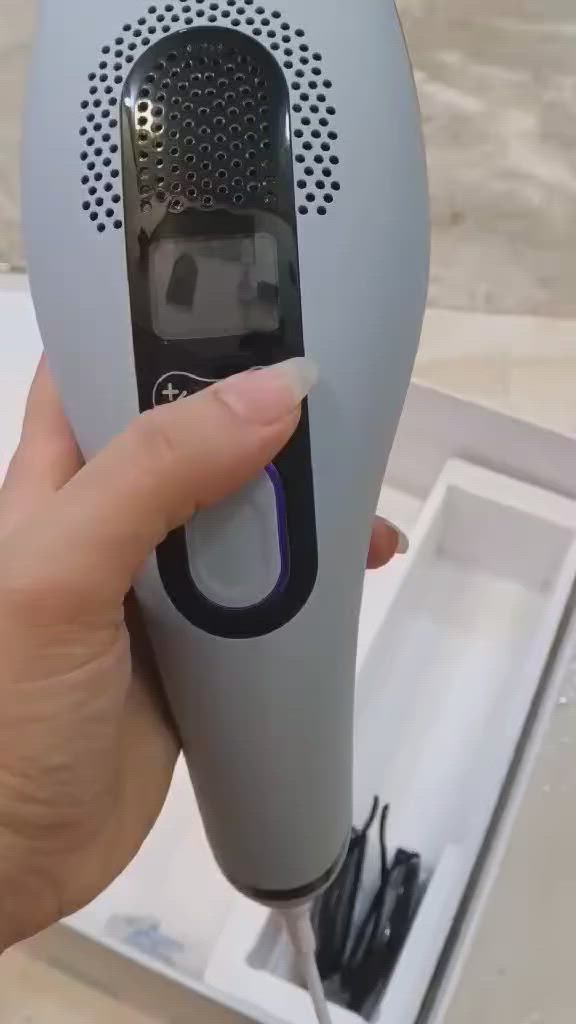 لبة جهاز إزالة الشعر بالليزر المنزلي دييس (Deess)، وتحديداً إصدار كولد الياقوت GP592. 

بيوتي ستور | ملاي
 +1
يتميز هذا الإصدار بتقنية تبريد الياقوت التي تهدف إلى توفير جلسات إزالة شعر خالية من الألم تقريباً.
يعمل الجهاز بتقنية الضوء النبضي المكثف (IPL) لإزالة الشعر على المدى الطويل، وقد يتضمن وظائف إضافية مثل نضارة البشرة.
تصميم العلبة الفني بلمسات فضائية أو خيالية، وهي مصممة لتكون جهازاً للعناية الشخصية في المنزل.سعره ب٤٥٠وبي مجال مستعمل شي قليل هذا الجهاز مفتوح الضربات


**إذا كنت صاحب هذا الإعلان وتريد حذفه لأي سبب، رجاءا أرسل رسالة إلى الدعم الفني**