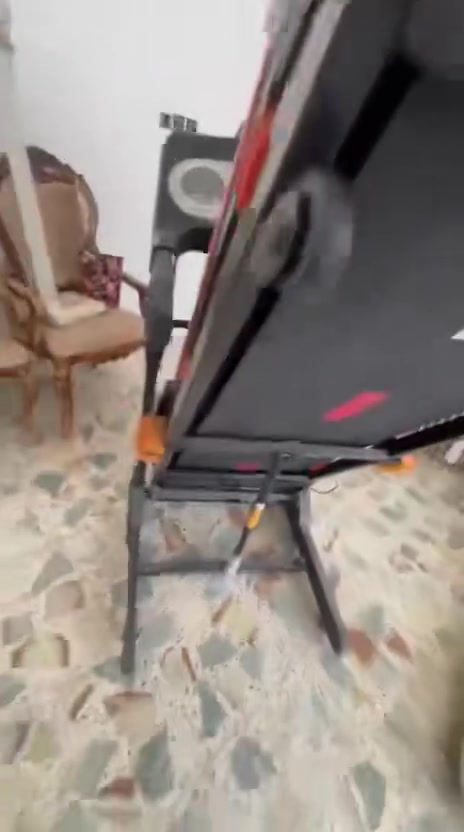 السلام عليكم جهاز جري امريكي شركة سبورت دبل ماطور الجهاز جديد مامستخدم فقط ساعتين يتحمل وزن 160 كيلو الجهاز ماخذة ب 550 
حالين عارضة ب 300 الف مكاني مدينة الصدر ***********
