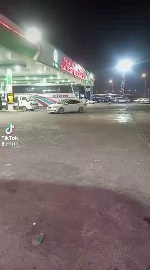 سلام عليكم تك الفينيه البيع رقم ستره انكليزي سياره خير من  الله مجموع قوايش   مقاعد 54سياره جاهزه العمل اتصال ***********
