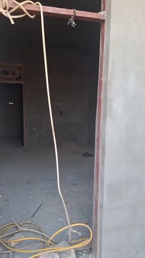 السلام عليكم بيت طابو زراعي سند ٢٥ مساحه ١٢٥ لبيت كامل نقص بي فقط بياض وسيراميك كلشي كامل ماء كهرباء مجاري +بيبان وشبابيك موقع لبيت سياسين قرب الحولي فرع أسواق ام البنين /***********
