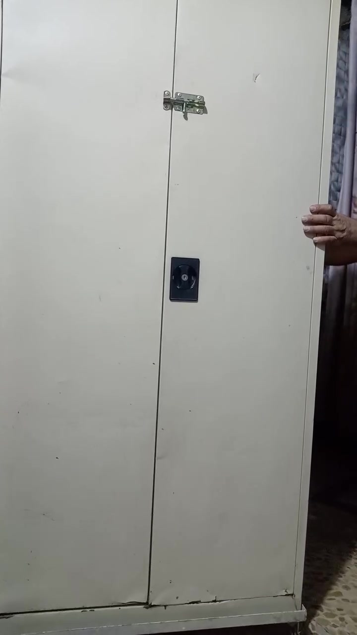 لوكر للبيع السعر 75 ذو قاعده متحركه مثل ما موضح باالفديو  المكان البياع تقاطع درويش قرب قاعة بغداد للأعراس  ***********
