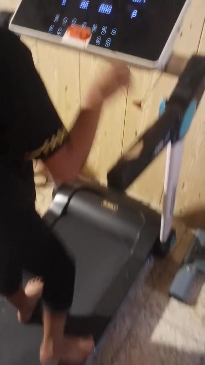 السلام عليكم جهاز جري دبل ماطور
جبلي يتحمل وزن ١٢٠ كيلو حقيقي شاشة لمس 
يحتوي على حساس نبضات القلب ومفتاح امان 
السعر 215 يوجد توصيل
***********
واتساب
