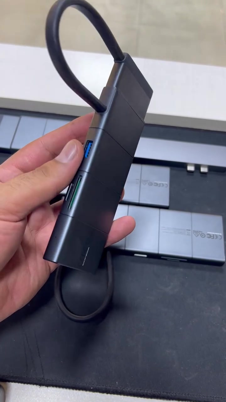 هذا Anker PowerExpand 9-in-2 USB-C Hub 🔥
الموديل اللي بالصورة هو  مخصص للماك بوك بس يشتغل على كل اللابتوبات.

التفاصيل الكاملة للبيع:

المواصفات - 9 منافذ + 2 مدخل Type-C
USB-C PD 100W = شحن سريع للابتوب
USB-C PD 100W = منفذ ثاني للشحن او الداتا
HDMI 4K@60Hz = شاشة خارجية بدقة عالية
USB-A 3.0 × 2 = 5Gbps لنقل الملفات
SD Card + Micro SD = للمصورين والمونتير
Ethernet RJ45 1Gbps = انترنت سلكي مستقر

المميزات
تصميم مزدوج Type-C = يركب مباشرة على MacBook Pro 14/16 انش بدون ما يتحرك
جسم المنيوم = تبريد ممتاز وما يحمى
Plug & Play = بدون تعاريف. يشتغل Mac + Windows + iPad
محمول وخفيف = تاخذه ويا بالجنطة

لمن ينفع؟
طلاب - موظفين - مصممين - مونتير 
يغنيك عن كل المحولات بقطعة وحدة

سعر القطعه 35 الف فقط
***********
