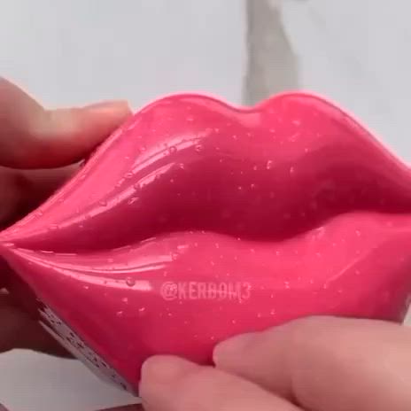 شرائح توريد وترطيب 
ومعالجة الشفه الاصلية💋
افضل ماسكات شفه ♥️
يرطب الشفاه ويصلحها يحتوي على عوامل ترطيب وعناصر مغذية مثل الكولاجين
منعم ومرطب.مما يترك شفاه صحية
حجم كبير (أكبر من حجم الفم) مصمم بحيث تخترق مكوناته النشطة أيضًا محيط الوجه ، 
طريقة الاستخدام :
بعد تنظيف الشفاه اخرجي قناع الشفاه بلطف وضعيه مباشرة على الشفاه قومي بإزالة قناع الشفاه بعد 10-15 دقيقة ❤
دلكي باقي الماده حتى يتم امتصاصه
تحتوي العلبة على ٦٠ قطعة. 
#الاصلي 💯
سعر الدرزن 
يوجد لدينا توصيل الجميع محافظات العراق✔️✔️


**إذا كنت صاحب هذا الإعلان وتريد حذفه لأي سبب، رجاءا أرسل رسالة إلى الدعم الفني**