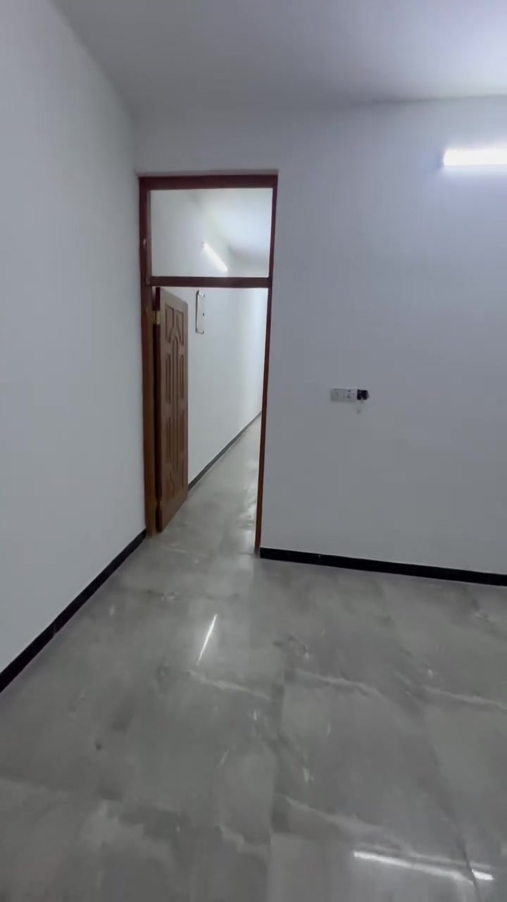 وره النادي شقه من 🏡مكتب القيس للعقار🏡
سعر 650 الف الشقه مصبوغه جديد 
صاله مطبخ حمام غرفه 2عدد2 حمامات2
شقه مستقله***********📞☎️
