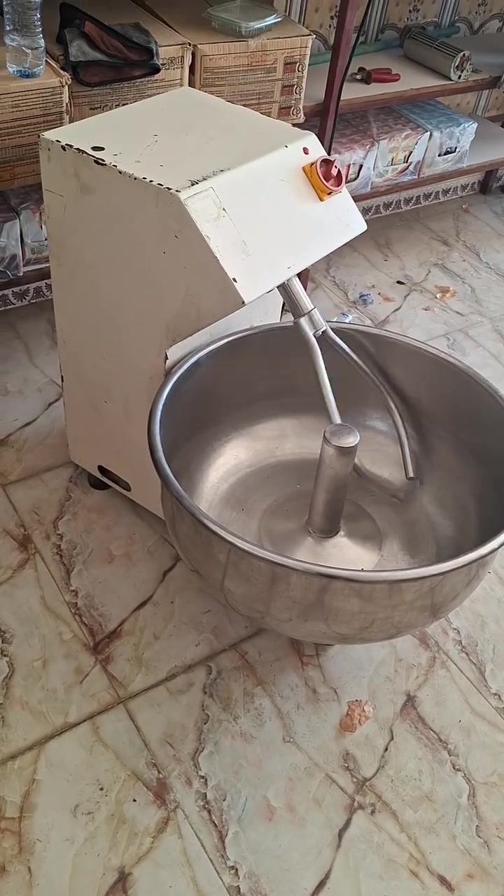 للبيع عجانه تعجن ٢٥كيلو أصليه شرط  سعره ٣٠٠وماخذه ٤٥٠ وتشتغل على الأمبيرات تفيد أصحاب المواكب الحسينية عنوان الرفاعي فرع أبو الماش أول أسواق شراي إتصل ***********
