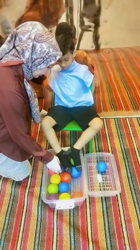 اسم النشاط: التمييز الحسي بين الملمس الناعم والخشن
الهدف: يهدف النشاط إلى تنمية الإدراك الحسي لدى ود من خلال استخدام حاسة اللمس والتعرف على الملامس المختلفة والتمييز بينها، مما يساعد على تطوير الوعي الحسي، وزيادة الانتباه والتركيز، وتعزيز مهارة الاستكشاف والتفاعل مع البيئة المحيطة، وتنمية القدرة على فهم المفاهيم مثل ناعم وخشن. معهد بسماية 
 
📍 سارع بالحجز، 
📞 للاستفسار والحجز: *********** معهد بسماية
