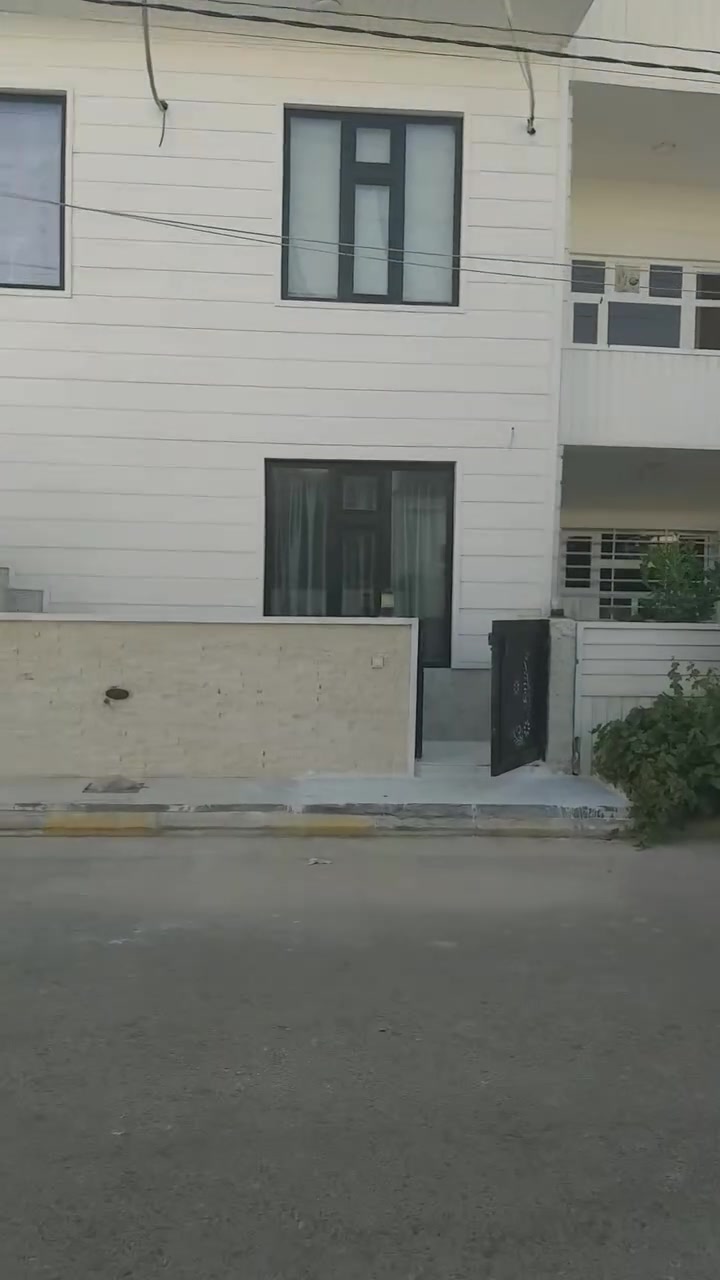 السلام عليكم 
بيت للبيع 
المنطقة : رابرين جهة المطار 
المساحة :   ١٠٠متر مربع ركن 
بيت اخو الجديد 
موبايل :
***********
***********
