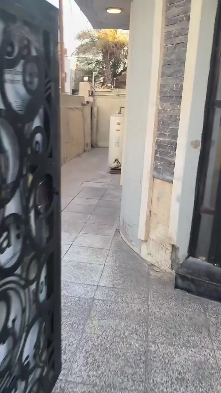 بيت الايجار حي الجامعه شارع عريض طابقين ثلاث مداخل كلشي موضح بالفديو الاستفسار ***********
