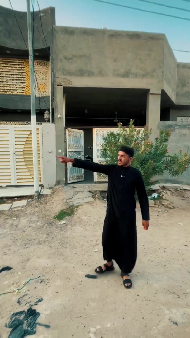 يا الله سلام عليكم بيت في حي النداء شارع جامعة الكفيل يفصل بين الاميرات والنداء  مساحته 200 م البيت يحتوي على طابق ونصف يحتوي على 
3 غرف نوم 
مطبخين حار + بارد 
حمامين  داخلي وخارجي 
صاله 
استقبال 
البيت بناء نضيف 
للاستفسار مراجعة مكتب الوليد 
***********
