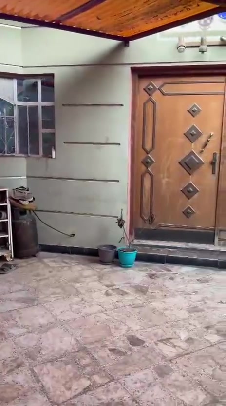 البيت للبيع مساحة ١٨٠ متر مسلح الحرية الثالثه فرع اسواق فطومه السعر ٣١٠ وبي مجال ***********
 تفاصيل البيت كلها داخل الفديو
