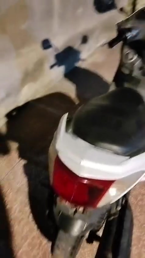 دراجه سكنس فحل نوزل نضيفه مجفته مرة وحده بلادي لون ابيض نقص باتري هابط السعر 650 الف بيها مجال *********** للتواصل
