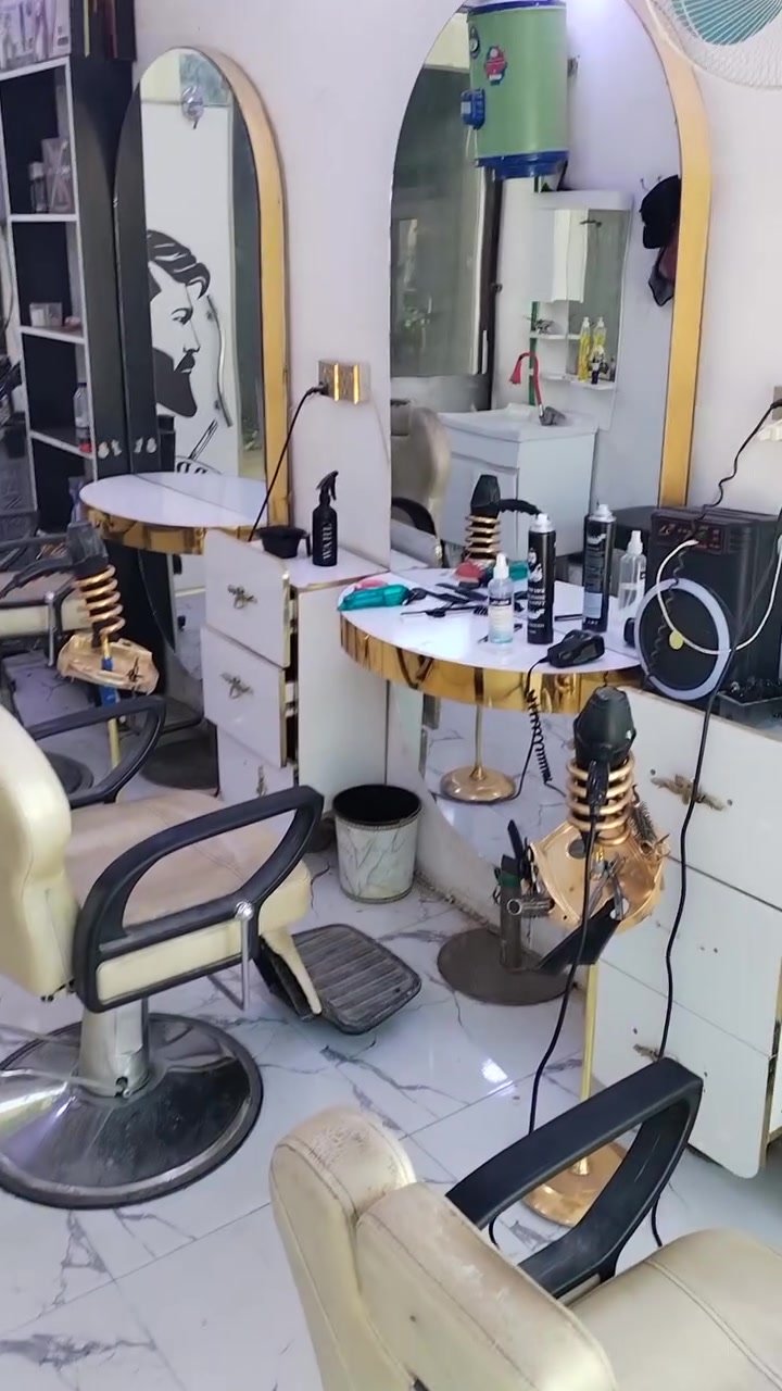 عراض حلاقة مع ملحقاتها للبيع
رقم الهاتف ¦ ***********
