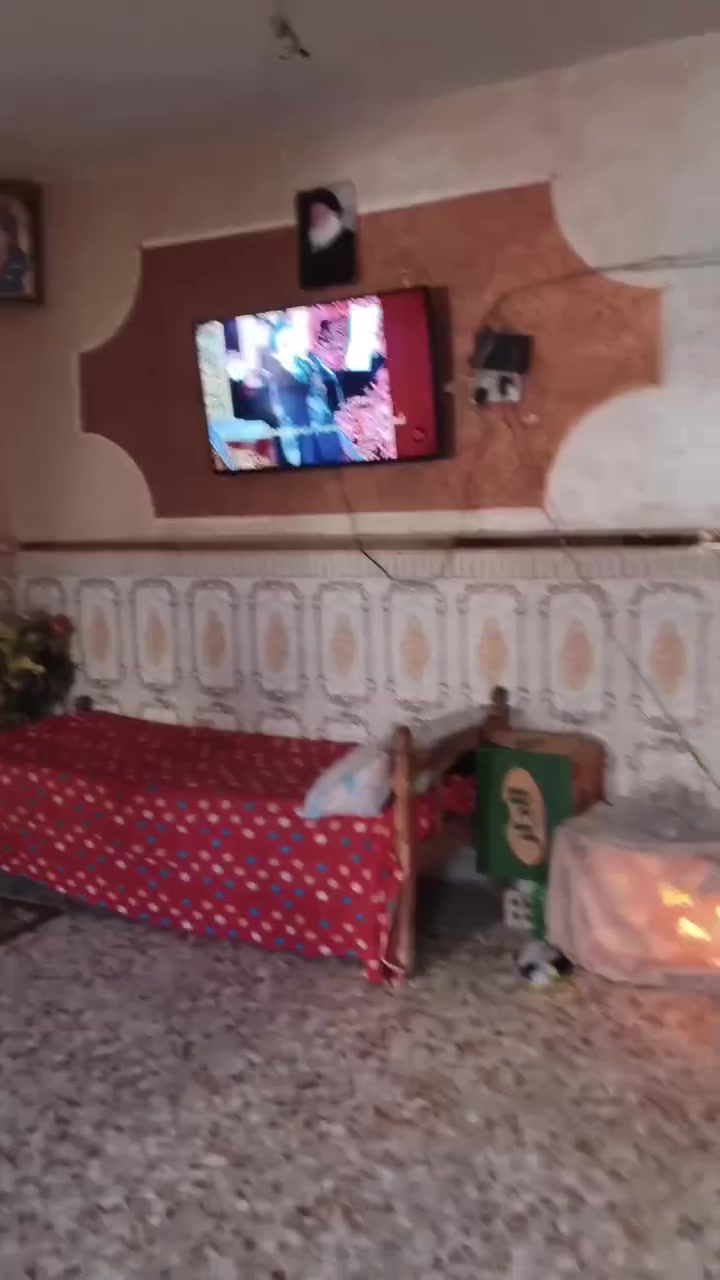 السلام عليكم بيت 100متر شيشان شارع المدارس يبعد عن المدارس فرعين  استقبال وصاله وغرفه جوة وغرفه فوك مسويها مخزن ومطبخ ب الاخير.
للاستفسار واتساب ***********
