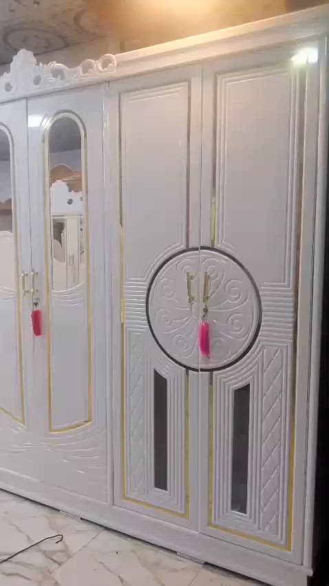السعر مليون و٦٠٠
غرفه موديل تركي وشغل. عراقي
شنو المقاس أو الأبعاد مال الغرفة بالضبط؟: 
عرض كنتور وزاويه ٤ متار و٣٠ سم
وين موقعك/بأي محافظة أو منطقة موجودة الغرفة؟: 
بغداد حسينيه معامل 
الغرفة جديدة لو مستعملة؟ وإذا مستعملة، شكد مدة الاستخدام وحالتها شلون؟: 
جديد غير مستخدم 
شنو القطع الداخلة بالعرض بالضبط: سرير، دولاب، تسريحة، كومودينات؟: 
كنتور وزاويه وتاج جربايه وكومديات ايمن وايسر وميز مرايه وهديه ميز حذيه ومراية قيافه وهديه شازلونه 
السعر مليون و٦٠٠ نهائي لو بيه مجال للمساومة؟: 
مليون و٦٠٠ 