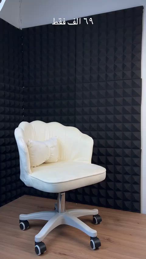 ٦٩ الف فقط كرسي مكتبي ومكياج مخملي أنيق تصميم فيونكة وارتفاع قابل للتعديل الاستخدامات: مثالي ككرسي مكتب منزلي مريح، أو كرسي لتسريحة غرف النوم أو لغرف الدراسة والمذاكرة. يضيف لمسة ديكور فخمة وعصرية لصالونات التجميل، العيادات، أو كراسي الاستقبال الأنيقة. يضمن جلسة مريحة وصحية ومسنداً ممتازاً للظهر أثناء العمل أو تصفيف الشعر والمكياج. المميزات: قماش مخملي ملكي: مكسو بالكامل بقماش القطيفة (المخمل) الناعم عالي الجودة الذي يمنح شعوراً بالفخامة والراحة الفائقة. مسند صدفة هندسي: تصميم مسند الظهر يأتي على شكل تموجات الصدفة الأنيقة لاحتضان الظهر وتوفير دعم مريح. وسادة فيونكة قطنية: يأتي مع وسادة قطنية منفصلة وناعمة جداً على شكل فيونكة (Bow-tie) لدعم منطقة أسفل الظهر (القطنية) بامتياز. مكبس هيدروليكي كروم: مزود بمكوك غازي قوي وسلس يتيح التحكم بالارتفاع من 65 إلى 75 سم ليتناسب مع جميع ارتفاعات المكاتب. قاعدة نجمية متحركة: قاعدة خماسية متينة ومقاومة باللون الأبيض، مزودة بـ 5 عجلات تدور 360 درجة بسلاسة وصمت تام دون خدش الأرضيات. تركيب سهل وسريع: يتضمن المنتج مفتاح "ألنكي"مخصص لتركيب الكرسي وتجميع البراغي خلال دقائق وبدون الحاجة لأدوات خارجية. الملاحظات: طريقة تنظيف قماش المخمل: للحفاظ على جودة ولون المخمل الفاخر، تجنب سكب الماء أو المنظفات السائلة مباشرة عليه؛ ويُنصح بتنظيف البقع فوراً باستخدام رغوة التنظيف الجاف ومسحها بقطعة قماش قطنية ناعمة ورطبة قليلاً. نصيحة أثناء التجميع: عند تركيب القاعدة والمقعد باستخدام مفتاح الألنكي المرفق، يُنصح بوضع جميع البراغي في أماكنها أولاً دون شدها بالكامل، وبعد موازنة الكرسي قم بشدّها جميعاً بإحكام؛ لضمان توازن مثالي للكرسي ومنع أي اهتزاز. إعادة الفحص الدوري: بمرور الوقت ومع الحركة المستمرة، قد ترتخي البراغي السفلية قليلاً؛ يُنصح بإعادة تفقدها وشدها مرة كل 6 أشهر لضمان ديمومة الكرسي وأمانه التام. القياسات: أبعاد المنتج: طول 45 سم × عرض 40 سم × ارتفاع (من 65 إلى 75 سم قابل للتحكم). أبعاد كرتون التغليف: 45 × 40 × 30 سم. #fyp #foryoupage #iraq #explore #viral 


**إذا كنت صاحب هذا الإعلان وتريد حذفه لأي سبب، رجاءا أرسل رسالة إلى الدعم الفني**