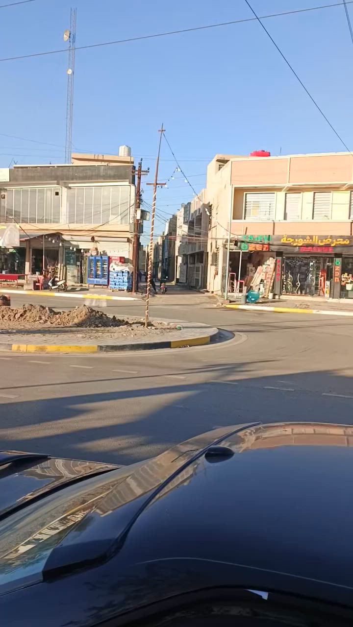 السلام عليكم دار هيكل 50م للبيع طابقين ونصف يحتوي على ثلاث غرف نوم ، استقبال ومطبخ 
موقع الدار: حي البساتين شارع احمد الوائلي او فرع عن الشارع 
للاستفسار الاتصال على الرقم ***********
