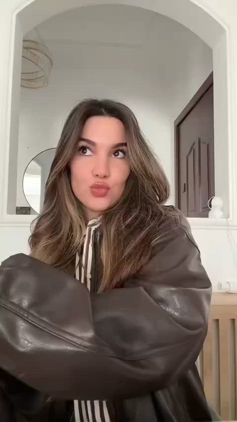 ✨سيروم Eqqual Berry Green Aid Aloe PDRN Calming هو منتج كوري مصمم لتهدئة وترميم البشرة الحساسة والمتهيجة. يهدف هذا السيروم إلى تقليل الاحمرار، وتوفير ترطيب عميق، وتقوية حاجز البشرة الواقي. 
✅الفوائد الرئيسية:-
✔️ يوفر السيروم إحساساً فورياً بالبرودة ويقلل الاحمرار والتهيج بفضل مكون PDRN المشتق من الصبار (بتركيز 50,000 جزء في المليون).
✔️ يساعد PDRN على تحفيز إصلاح الخلايا ويدعم دورة التعافي الطبيعية للبشرة، مما يعزز المرونة ويجعل البشرة تبدو أكثر صحة بمرور الوقت.
✔️ يحتوي على 5 أنواع من السيراميدات (Ceramides) التي تعمل على استعادة الدرع الواقي للبشرة وحبس الرطوبة العميقة، مما يجعل البشرة أقوى في مواجهة الجفاف والعوامل البيئية الضارة.
✔️ تشمل المكونات الرئيسية أيضاً مركب 5-CICA والأرطماسيا (Artemisia) لتهدئة طويلة الأمد، وحمض الهيالورونيك (Hyaluronic Acid) للترطيب العميق.
✔️ تركيبته خفيفة الوزن وغير مسببة لانسداد المسام (non-comedogenic)، مما يجعله آمناً للاستخدام اليومي ومناسباً للبشرة الحساسة والمعرضة لحب الشباب.
#الاصلي المنشأ كوريا 🇰🇷💯
سعر الدرزن 
يوجد لدينا توصيل الجميع محافظات العراق✔️✔️


**إذا كنت صاحب هذا الإعلان وتريد حذفه لأي سبب، رجاءا أرسل رسالة إلى الدعم الفني**
