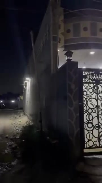 للي يحب يستثمر أو يحب يحتوي عائلتة إبيت واحد هذا ألبيت مناسب جدا يأتي بمساحة واسعة جدا 180 متر واجهة 9 و نزال 18 و موقعة ألكرغولية جسر ديالى ألجديد قرب سدة جبور مجاور مدرسة ألمسار ألإبتدائية للولد و ألثانوية للبنات 
                                  ألمميزات:
1_ مطبخ حار وبارد 
2_ ألمنطقة تمر بإرتفاع بألأسعار فة من ألممكن يكون إستثمار جدا جيد
3_غرفتان نوم بمساحة كبيرة نسبيا
4_ توفير ماء و كهرباء
5_طرمة أو كراج بمساحة أيضا واسعة نسبيا كما موضح في ألفيديو
6_ يأتي بحمامان داخليات و حمام خارجي

                                            
                                            و ألسعر صدمة ب110 مليون دينار فقط