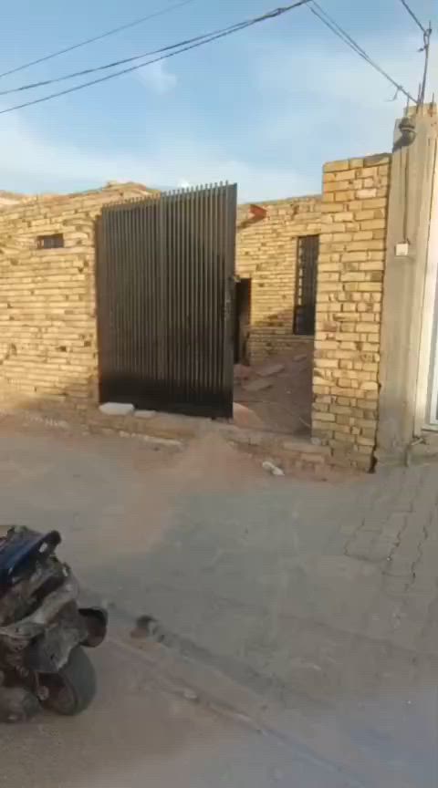 🏠 بيت للبيع (قيد الإنشاء) في النجف الأشرف - حي ميسان 🏠
​الموقع: النجف الأشرف، حي ميسان، قطاع 24، (شارع الكيات).
​تفاصيل الشارع: عرض الشارع 12 متر مقرنص ونظيف، والبيت يبعد عن الشارع الرئيسي بـ 6 بيوت فقط.
​📐 المساحة والأبعاد:
​المساحة الفوقانية (على الأرض): 210 متر مربع.
​المساحة بالسند (طابو ملك صرف): 200 متر مربع (البيع والصفقة على الـ 200 متر).
​الواجهة: 10 أمتار (باب كراج نظام شخاط حديث).
​النزال: 20 متر.
​🧱 مواصفات البناء والتقسيم الحالي:
​البيت مبني على قاعد بتلو، والسقف عكادة، والشغل كله درجة أولى:
​الاستقبال
​الصالة (كاملة كاشي)
​غرف النوم: عدد (2) (كاملة كاشي)
​المطبخ
​المخزن
​المكاشيف (المناور): عدد (2) لتهوية وإضاءة ممتازة.
​المرافق الصحية: حمام وتواليت داخلي + حمام وتواليت خارجي.
​الأبواب والشبابيك: الحديد والشبابيك راكبة كاملة مع الجام (الزجاج).
​🛠️ الجاهزية، التأسيسات والنواقص:
​البيت واصل مراحل ممتازة ومجهّز بغراضه:
​تأسيسات الماي والمجاري: غراض وتأسيسات الماي كاملة وموجودة بالموقع وموضحة بالفيديو (الأنابيب الخضراء ومستلزماتها كلها جاهزة ومؤسسة بشكل نظامي).
​النواقص: يحتاج فقط لبخ وتبييض للحياطين، وتشاريف.
​ملاحظة قوية: كاشي المطبخ والاستقبال موجود وجاهز بالموقع (يعني ما تخسر عليه فلوس شراء، بس تجيب عمال يطبكوه وتكعد كبل!).
​📞 للجادين بالشراء فعلياً، يرجى الاتصال أو المراسلة واتساب:
👈🏻 ***********
