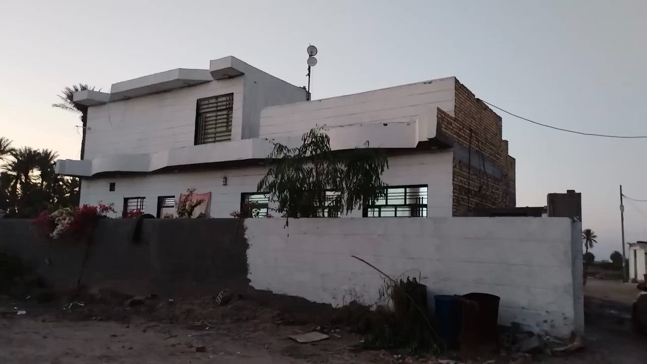 سلام عليكم  بيت  على طريق الديوانية السنية طريق الزوار مابين سنية و الديوانية يبعد عن الشارع 250متر طابو سند 25 مساحة 550م +فضلة +حديقة داخلية و خارجية + يوجد 5اغرف 4×5 و غرفة واحدة 6×5 + استقبال  و مطبخ 6×5 صحيات داخلية و خارجية +كونكريت مسلح  بناء 2025 ماء و مجاري كاملة مجمع حيدر حجي هندي على طريق السنية مقابل برج اسيا سيل  ***********
***********
سعر خاص
