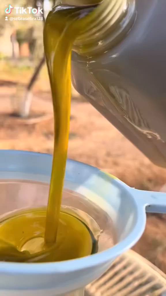 من مزارع الزيتون في عفرين 🌳🫒
نوصل لكم زيت الزيتون العفريني الأصلي
طبيعي 100٪ عصرة أولى على البارد. ***********
