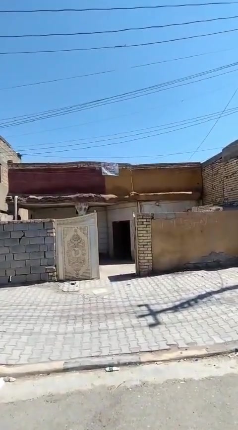 السلام عليكم للبيع دار مساحه 200 متر طابو ملك صرف منطقت الحسينيه بل السكلات 
منطقت 11 على الشارع عشرين 
البيت يرادله ترميم 
منطقت خدمات كامله 
السعر70 وبي مجال 
واتصوير داخل المنشور 
لاستفسار 
***********
