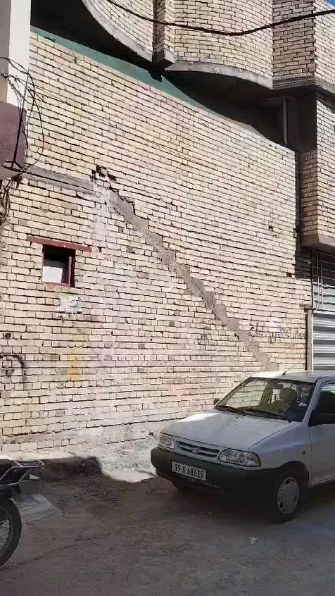 بيت ١٥٠ متر للبيع 3 طوابق شقتين فوك كل شقه مساحته 75 متر
الجوه بعده مو كامل عل تشطيف بس سراميك وكاشي ولبخ 
حي الامام علي مقابيل مستشفى الكفيل يم الظغط الاستفسار عل رقم*********** او عل مراسله صفحه صالح العراقي
