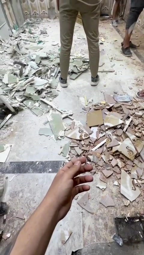 السلام عليكم اثاث صالون حلاقه للبيع مرايات عدد ٤ وميز ملكي ثقيل درجه اولى عدد ٤ وفاترينه ١ سعرهن حلو للمهتم عنواني البصره مده الاستخدام سنه واحده فقط 
للاستفسار ***********
