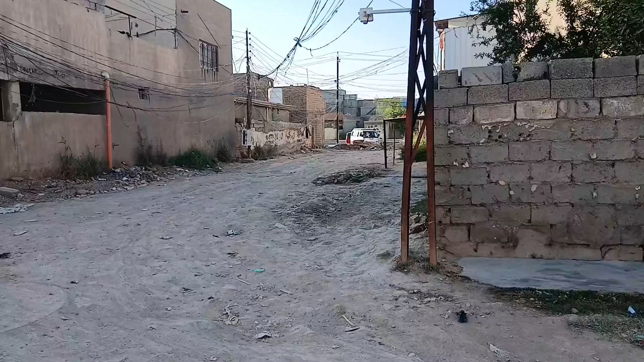 قطعه مربعه العنوان شارع الرحمه خلف فرن السلام 
ركن على فرعين ٣٠ متر عن شارع العام بتصوير اشوف الشارع 
بيها ورثه كلهم موجودين السعر قفل ٩٠ مليون ١٥٠ متر اتصال مباشر *********** اخوان هاي كل التفاصيل كدامك التصوير
