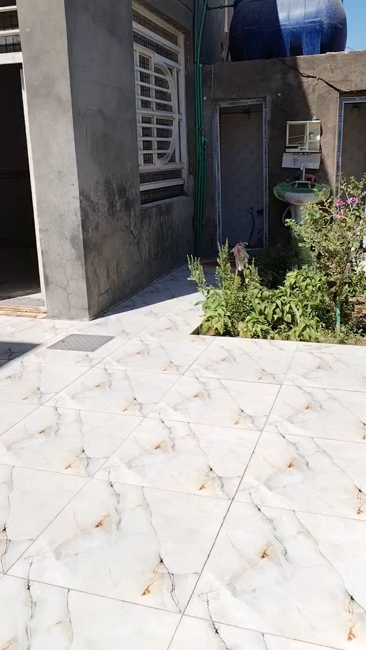 بيت للبيع المساحه ٢٢٠م يحتوي على غرفتين نوم واستقبال كبير ٥ في ٩ وصاله ٥ في ٧ ومطبخ ٥ في ٤ وصحيات داخلية وخارجية مكشوفه عدد ٢ بناء طابوق
 اساس وسقف كونكريت البيت عالي عن الشارع تبليط بالباب مكان كلش راقي وهدؤ كافة الخدمات موجوده للعلم البيت مشمول بقرار الطابو العنوان الكوفة علوة الفحل شارع الزوار عمود ٤٥ وتنزل شارع تبليط السعر ٧٥ اي استفسار الاتصال على الرقم ***********

