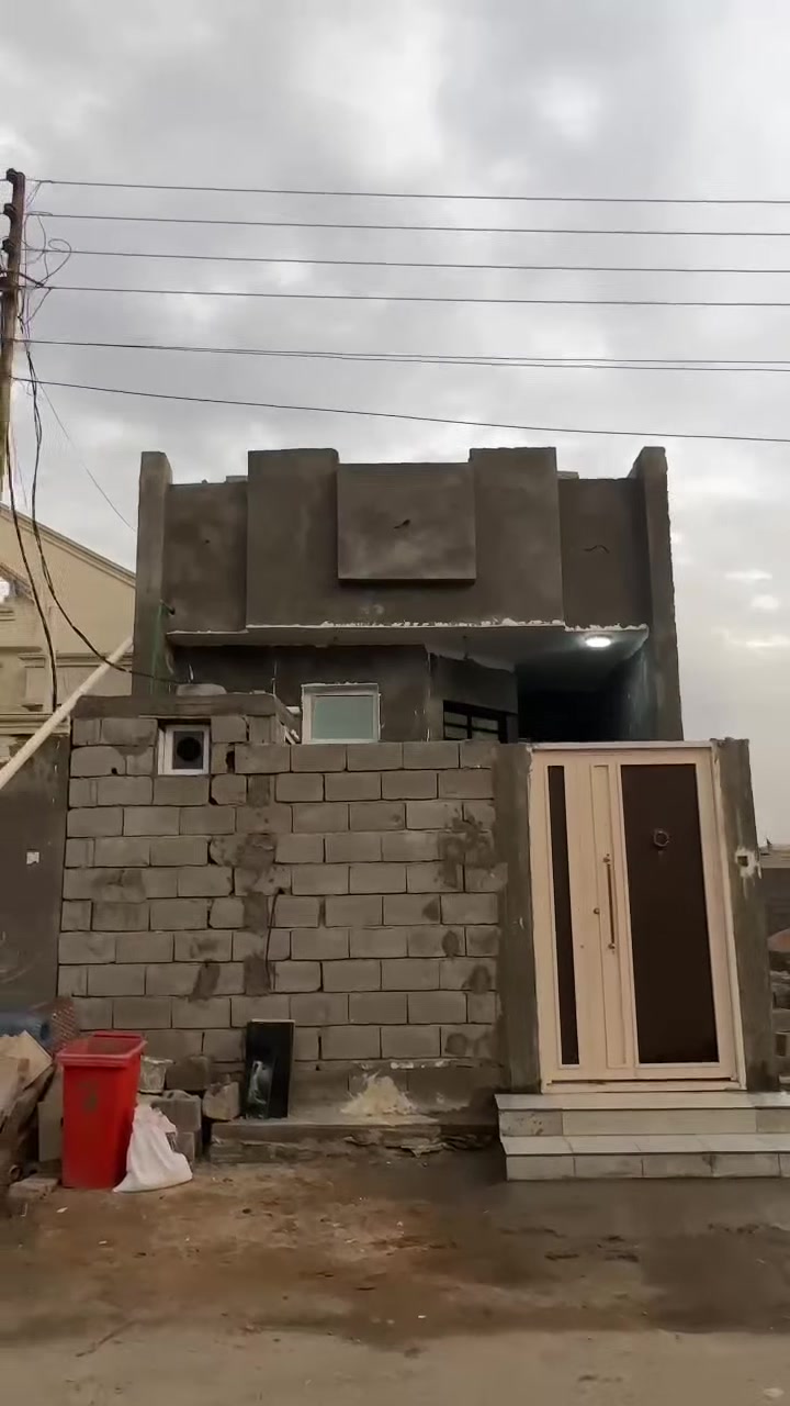 بيت البيع طابقين وقف سني مسجل اصولي المساحه 100 متر يحتوي الطابق الول  على قرفه وستقبال وصاله ومطبخ وصحيات ولطابق الثاني يحتوي على قرفه وصاله العنوان البصره ابو لخصيب طريق الوصطي شارع المقيمين قرب المدرسه الصفره السعر 57 ميلون وبي مجال الستفسار نتصل على الرقم *********** بي واتساب
