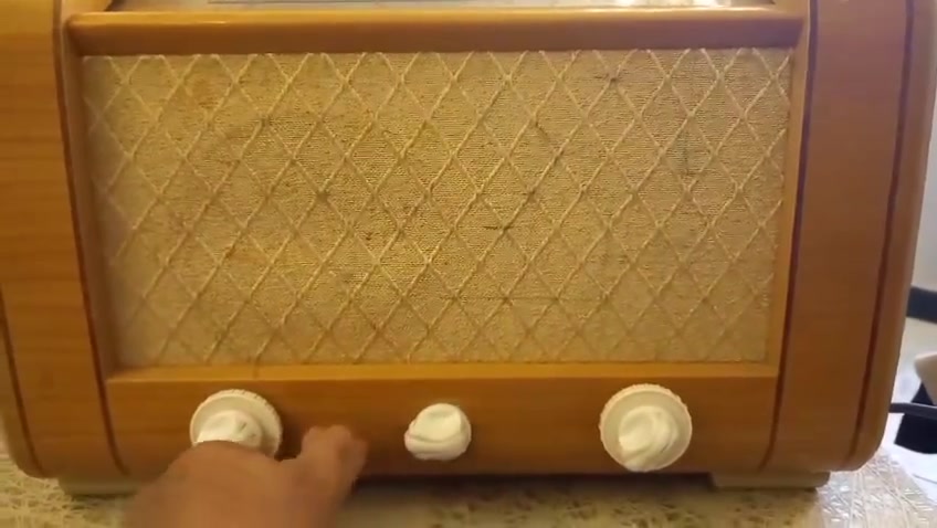 راديو لمبات شغال بس الخيط فالت بدون fm السعر ٦٠ الف وبي مجال السعر
***********
