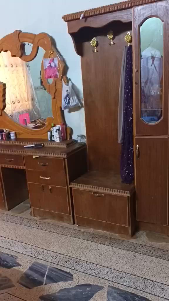 السلام عليكم  غرفه نوم  خشب عراقي ثقيل قنصور 5 بواب نضيفه بس يردلها صبغ  سعر التوصيل على رقم ***********

