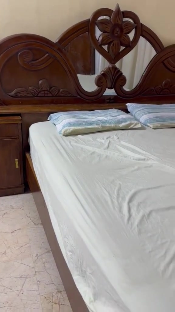 الغرفة كنتورها ست أبواب وملحق وجرباية وياها ثنين كومديات صغار جانبية مع كومدي جبير بي خمس مجرات خشبها صاج اصلي وما بيها اي ضرر 

السعر 800 بيها مجال بسيط للشراي 

 الغرفة نضيفة جدا جدا 
عنوان بغداد قرب مدينة العاب السندباد
......    للاستفسار 

   ‏‪ ***********
واتس اب
