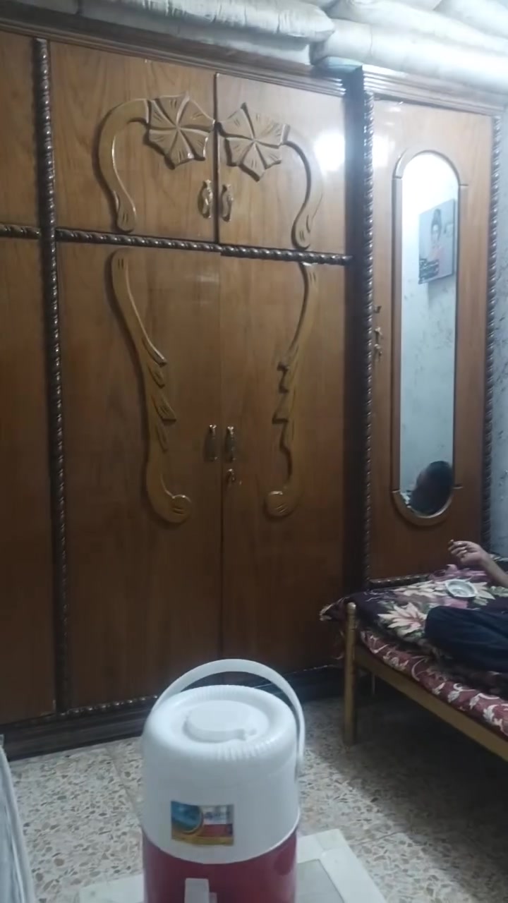 السلام عليكم غراض للبيع غرفت نوم كنتور صاج عراقي اي ضرر مابي مع ميز تواليت وجرابةية غرفة كاملة سعر 650وبيهة مجال 
تخم عشر مقاعد لون بيجي اي ضرر مابي سعر 450وبي مجال 
مكاني سبع البور مجمع المختار السكني رقم الهاتف ***********
