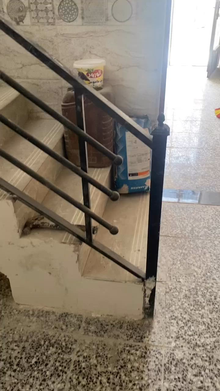 السلام عليكم مشتمل طابقين تجاري للبيع
المساحه 100 متر (واجهه 5 ونزال 20 )

بي محل كبير مؤجر  

وبيت طابقين 

بناء جديد سنة 2025

الطابق الاول مدخل واحد غرفه وصاله ومطبخ ومنور وحمام وتواليت مشترك 

الطابق الثاني غرفتين وحولي وحمام وتواليت مشترك 

والطابق الثالث ستارة وبيتونه 

نظام الكهرباء كل طابق مفصول عن الثاني فقط بالسحب مشترك وكذلك المحل كهرباءه مفصوله عن البيت  

وشغل الكهرباء والماء والمجاري درجه أولى البيت شغل جناي درجه أولى كله سيراميك ومطبك كاشي وبايه ومرايه ومحجر للدرج والسطح ايزوكام وكذلك المحل والبيتونه هم ايزوكام مجاري البيت الأمل الشريف المصري بيت تاخذه ومباشر تسكن او تستثمره بكيفك 

الطابق الاول طابوق جمهوري 

الطابق الثاني بلوك 

البيت من المالك مباشرة 

تجاري في الحسينية على شارع ابو سمير  التجاري قرب اسواق الدراجي  على نفس الشارع الرئيسي مال ابو سمير

البيت بصف مكتب المختار ابو محمد وبصف مصور اليقين 

موقع البيت تجاري وجدا مميز وراقي 

كلشي مذكور بالمنشور

ملاحظه واجهه البيت بيها تعديل اليوم ان شاء الله أكملها

تستلم البيت ع اخير حبايه  

والفيديوهات توضح كلشي 

السعر مذكور في نهاية الفيديو 

رقمي *********** للتواصل او الاستفسار

