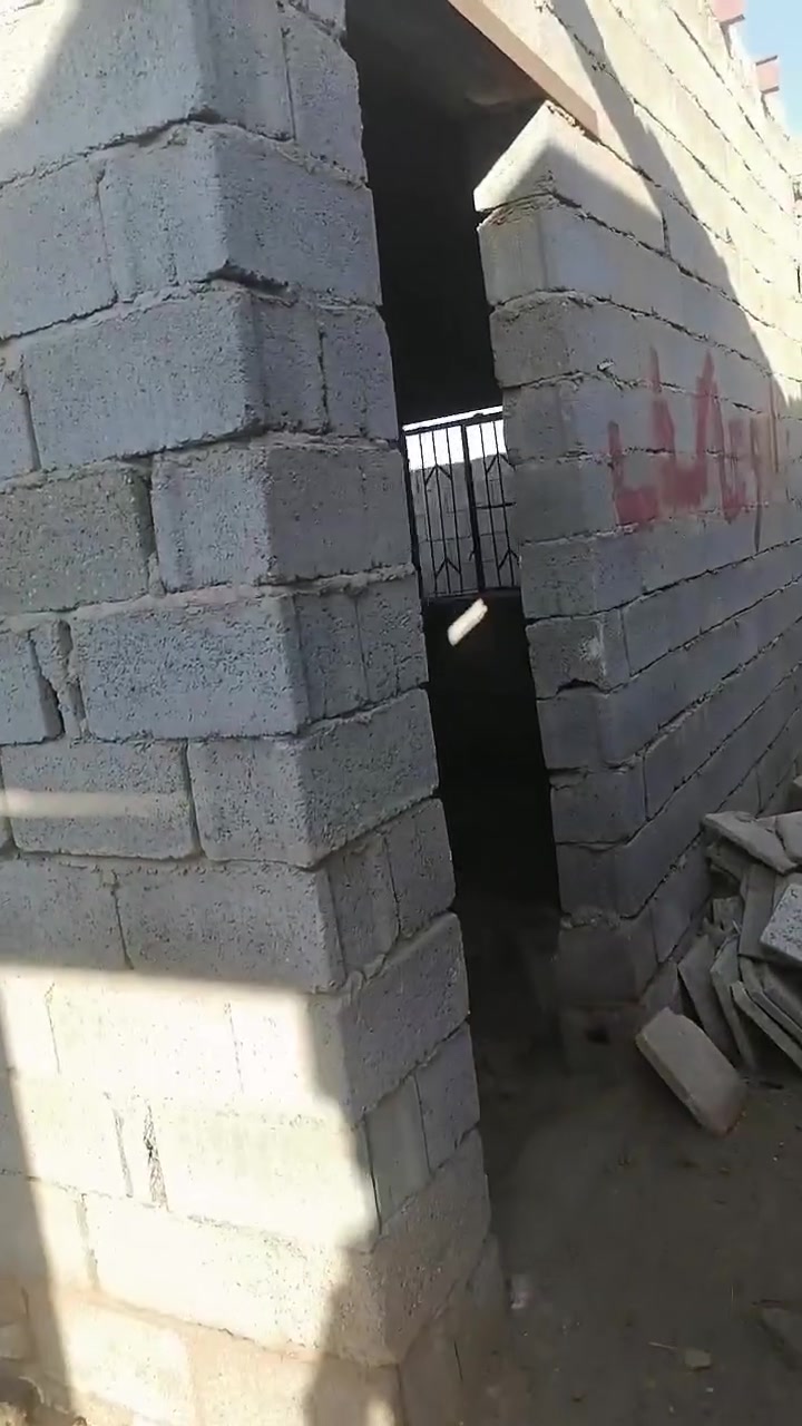 بيت هيكل بحي شهداء مساحته 200متر مبني بيه غرفتين وصاله  
بعده مكامل سعره 13مليون 

تصال عل هاذا الرقم***********
