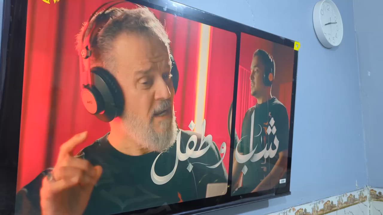إليك المواصفات الفنية والتفصيلية الكاملة لشاشة هايسنس Hisense 55A61N (موديل 2024):
الشاشة والصورة

المقاس: 55 بوصة.

الدقة: 4K Ultra HD (3840×2160 بكسل).

تقنية الإضاءة: DLED (إضاءة خلفية مباشرة كاملة Direct Full Array) لشاشات LED.

تقنيات تحسين الألوان: يدعم ترقية الصور الضعيفة إلى دقة فور كي عبر الذكاء الاصطناعي (4K AI Upscaler).

تقنيات المدى الديناميكي العالي: يدعم Dolby Vision، HDR10+، و HDR10 لتقديم ألوان وتفاصيل سينمائية.

معدل التحديث: 60 هرتز مع تقنية MEMC لتعزيز سلاسة الحركة.

مستوى السطوع: 300 شمعة (nits). [1, 2, 3, 4]

النظام والميزات الذكية

نظام التشغيل: نظام VIDAA TV الذكي والسريع.

التطبيقات المدعومة: متجر متكامل يحتوي على التطبيقات الشهيرة مثل: YouTube، Netflix، Shahid، Disney+، و Prime Video.

التحكم الصوتي: يدعم الأوامر الصوتية والتحكم من خلال المساعد الذكي (مثل Alexa).

ميزات إضافية: وضع الألعاب المحسن (Game Mode Plus) لتقليل زمن الاستجابة، بالإضافة إلى وضع الرياضة الذكي (AI Sports Mode). [1, 2, 3, 4, 5]

الصوت والاتصال

تقنية الصوت: نظام صوتي مدعوم بتقنية DTS Virtual:X لمحاكاة الصوت المحيطي المجسم. [1, 2]

المنافذ السلكية:

3 منافذ HDMI.

منفذان USB لتشغيل الوسائط.

منفذ شبكة LAN (إيثرنت)، مخرج صوت بصري (Optical)، ومخرج سماعة رأس. [1, 2, 3]

الاتصال اللاسلكي: واي فاي (Wi-Fi) مدمج، وبلوتوث (Bluetooth) لتوصيل السماعات اللاسلكية. [1, 2]

الطاقة والتصميم

استهلاك الطاقة: 110 واط أثناء التشغيل، و 0.5 واط في وضع الاستعداد.

التصميم: شاشة نحيفة بدون حواف تقريباً (Frameless Design) بلون أسود مميز. [1, 2, 3]

إذا كنت ترغب في معرفة المزيد، فهل تود الاستفسار عن سعر الشاشة في السوق المحلي حالياً أم تبحث عن طريقة تشغيل ميزة معينة (مثل ربط الهاتف بالشاشة)؟
شاشه بعده نايلون بيهة لوك مكاني بغداد وره سيطرت الشعب


**إذا كنت صاحب هذا الإعلان وتريد حذفه لأي سبب، رجاءا أرسل رسالة إلى الدعم الفني**