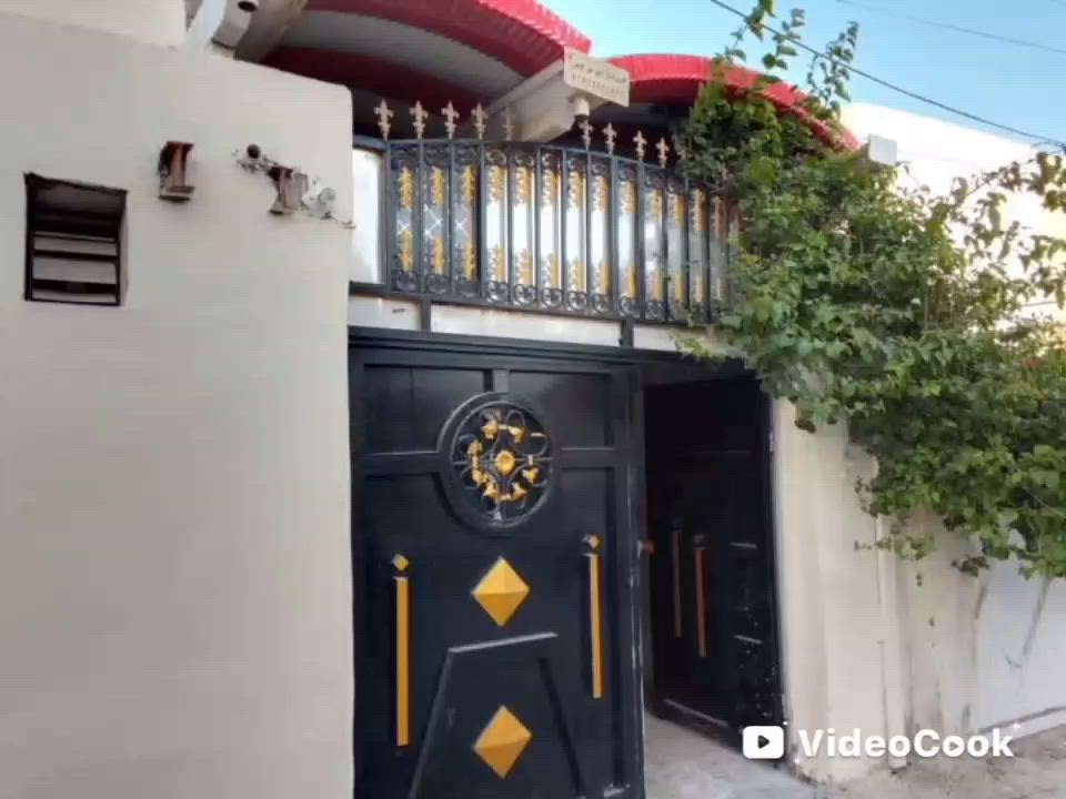 للبيع 130 متر غرفتين نوم واستقبال ومطبخ وصحيات داخل وخارج وطارمة بحي الرحمه بين المقرنصين وقرب صيدليه الارض المقدسه بسعر 45 وبي مجال للاستفسار اكثر الاتصال علئ *********** 
وت ساب ***********
