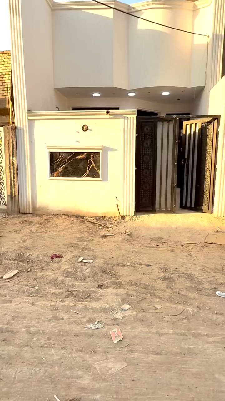 سلام عليكم بيت طابق ونص 
موقع كلش حلو بصف شارع عشرين 
100 متر 
منطقه بلديات ظباط ثانيه 
شراي يتصل ويدلل
***********

