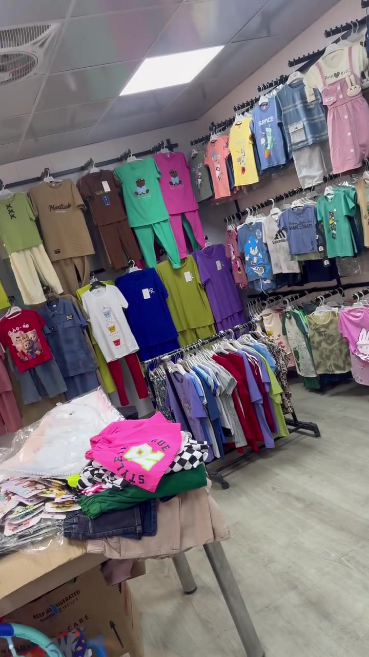 شلعه ملابس محل كامل
ملابس واحذيه واكسسوارات 
مكانه بغداد ***********
